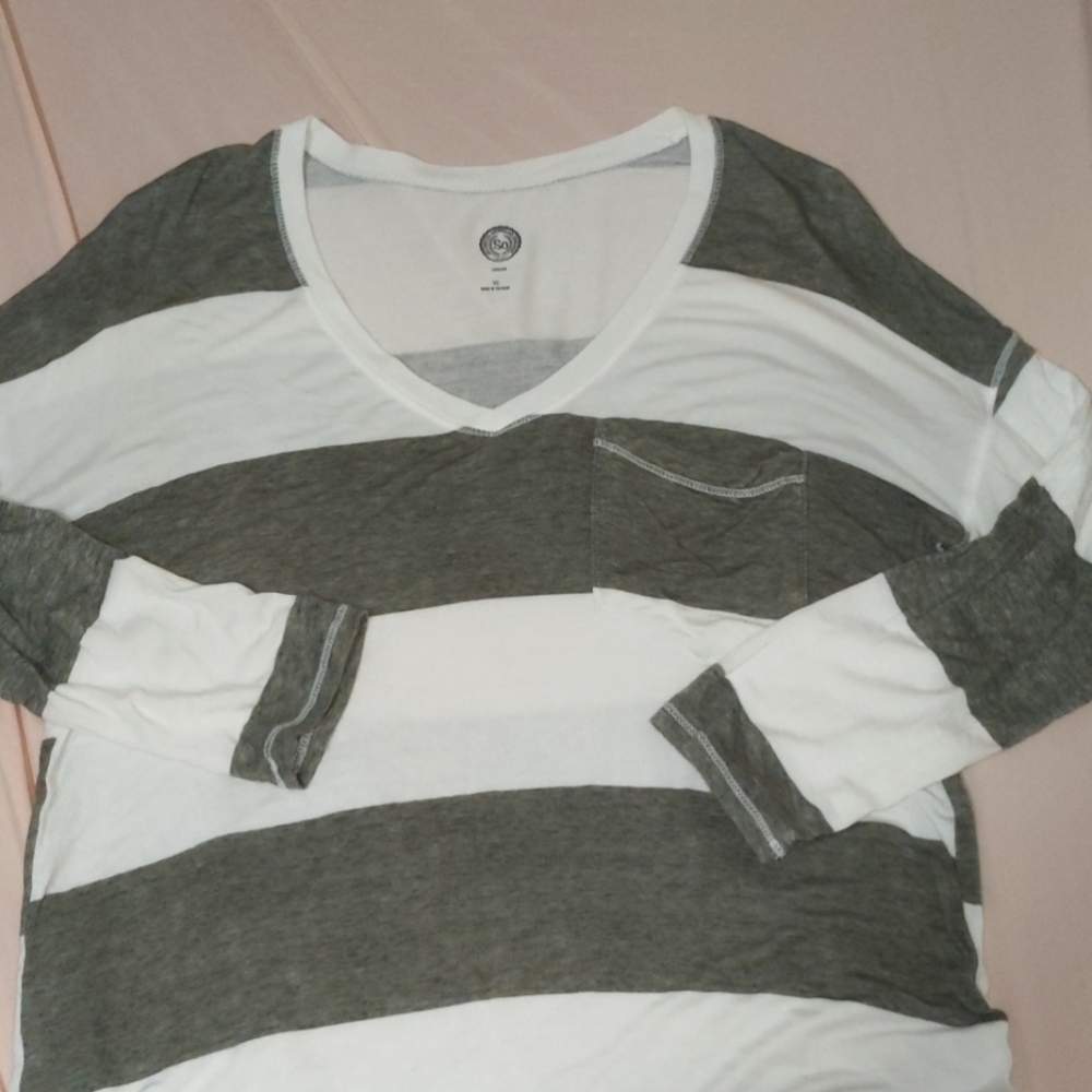 So, size extra small, green and white, t-shirt